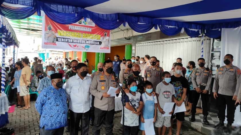 Kapolda Papua Barat Irjen Pol. Dr. Tornagogo Sihombing, S.IK.M.Si saat meninjau lokasi vaksinasi Covid-19.