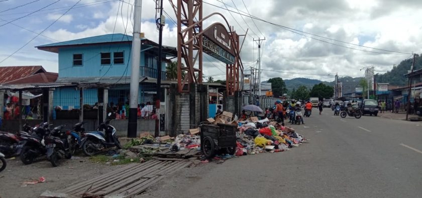 Sampah nampak menumpuk di depan Pasar Karang Tumaritis. [Foto: Christian]