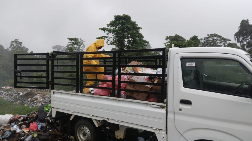 Jaga Kebersihan Cegah Malaria, Petugas Perusda Tetap Bekerja Saat Hujan. [Foto: MW]