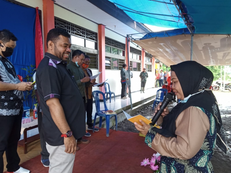 Dr. Filep Wamafma Serahkan Beasiswa Bagi 43 Mahasiswa STIH Momi Waren. [Foto: WRP]