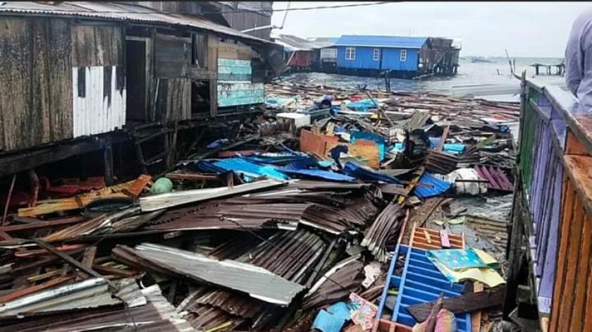 Salah satu kompleks di pesisir pantai Kota Sorong yang terdampak gelombang laut saat cuaca ekstrim, Selasa (22/2/2022). [Foto: ist]