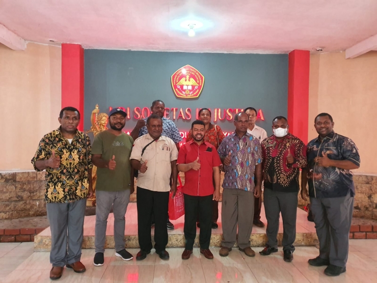 Filep Wamafma bersama Ketua LMA Suku Sumuri, kabupaten Teluk Bintuni, Papua Barat dan sejumlah masyarakat. [Foto: Dok JP]