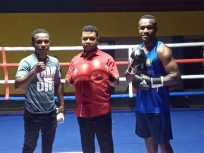 Feri Pigome (kaos biru) mahasiswa STIH Manokwari yang didukung oleh Filep Wamafma pada Baransano Boxing Day Manokwari. [Foto: WRP]