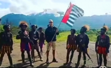 Seorang Bule Nampak Memegang Bendera Bintang Kejora Diantara Anggota KKB. [Foto: @media_papua_of_melanesian]