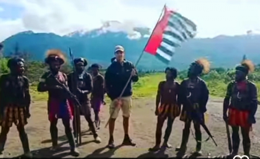 Seorang Bule Nampak Memegang Bendera Bintang Kejora Diantara Anggota KKB. [Foto: @media_papua_of_melanesian]
