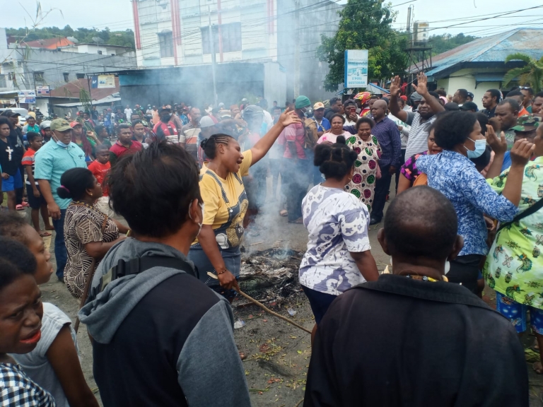 Aksi Pemalangan Jalan Terjadi di Manokwari Akibat Unggahan FB yang Dinilai Rasis. [Foto: Rolly]