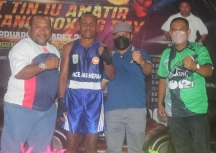 senator DPD RI Filep Wamafma bersama salah satu petinju kelas ringan Eben Wanma dari STIH Manokwari. [Foto: WRP]