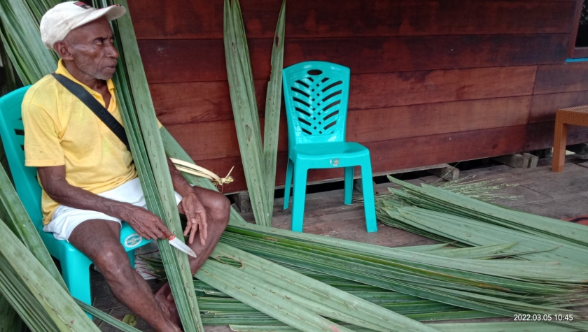 Pengrajin Atap Daun Nipah Terima Pesanan 250 Atap Kajang Daun Nipah. [Foto: MW]