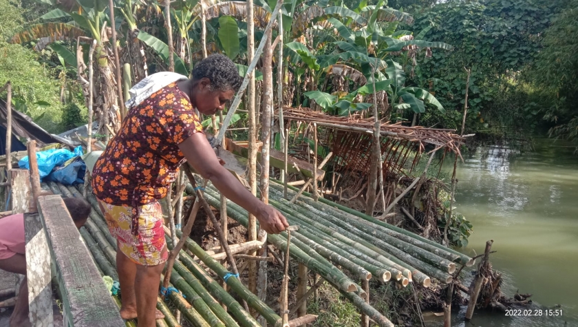 Salah seorang warga Idoor N. Koke yang kehilangan banyak tanaman sagunya dan barang-barang yang dimiliki hanyut terbawa banjir. [Foto: MW]
