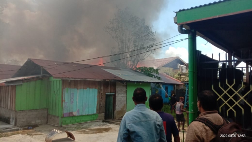 Si Jago Merah Melalap Habis Rumah Warga di Bintuni Timur. [Foto: MW]