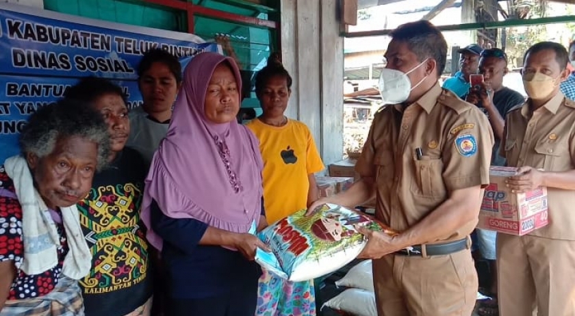 Kepala BPBD dan Dinsos Tinjau Lokasi Kebakaran di Tahiti Serahkan Bantuan. [Foto: MW]