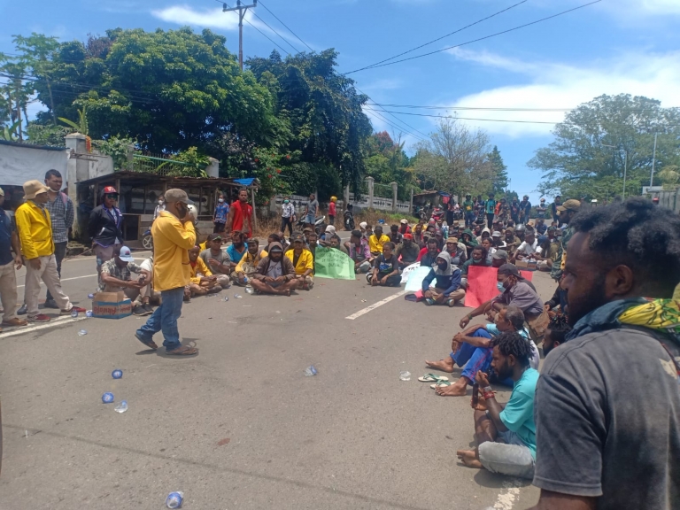Solidaritas Mahasiswa dan Rakyat Papua di Manokwari Demo Tolak Pemekaran. [Foto: Rolly]