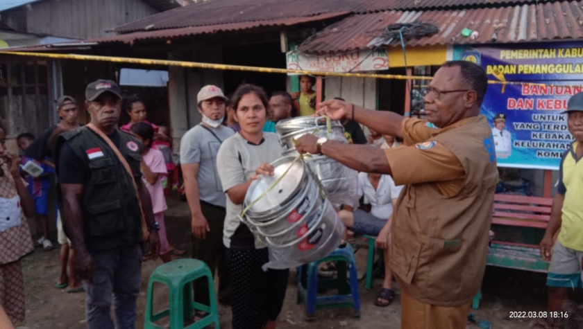Kepala BPBD Serahkan Bantuan Bagi Korban Kebakaran di Tahiti. [Foto: MW]