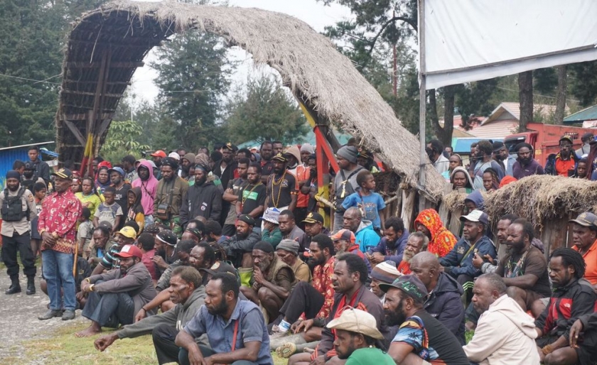 Kepala Suku Umum Puncak Sampaikan Penolakan terhadap KKB di depan seluruh warga Ilaga usai pemakanan Beby Tabuni. [Foto: Dok. Humas Polda Papua]