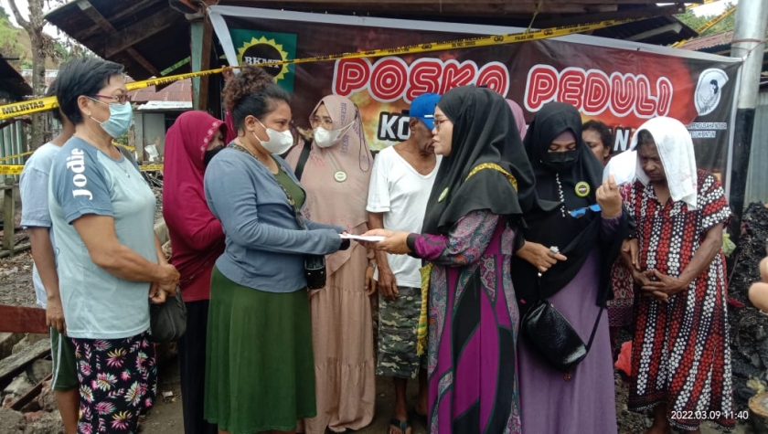 Majelis Taklim Kampung Nelayan Beri Bantuan Korban Kebakaran Tahiti. [Foto: MW]