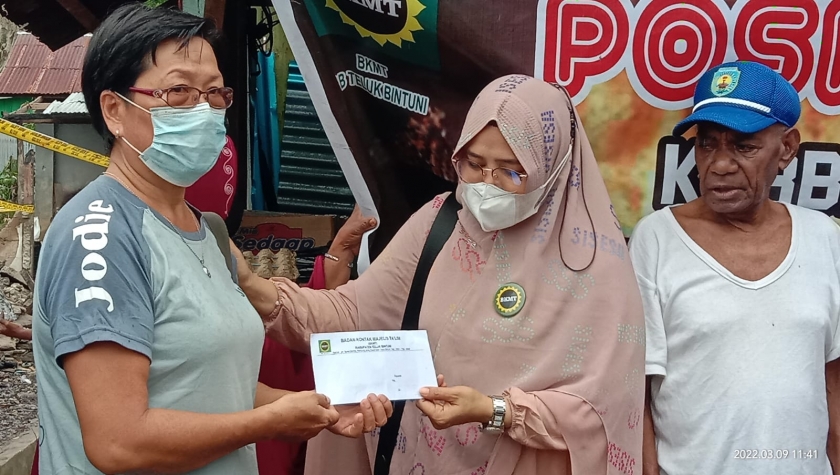 Ketua Badan Kontak Majelis Taklim Kabupaten Teluk Bintuni Hj Andi Rosiyana Aris bersama warga terdampak bencana kebakaran di Tahiti. [Foto: MW]