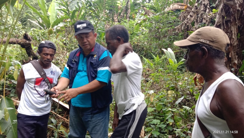 Kabid Aplikasi dan Informatika Diskominfo Kabupaten Teluk Bintuni Daud F X Pattiwael saat melakukan pengambilan titik koordinat jaringan Telkomsel di Kampung Idoor. [Foto: MW]
