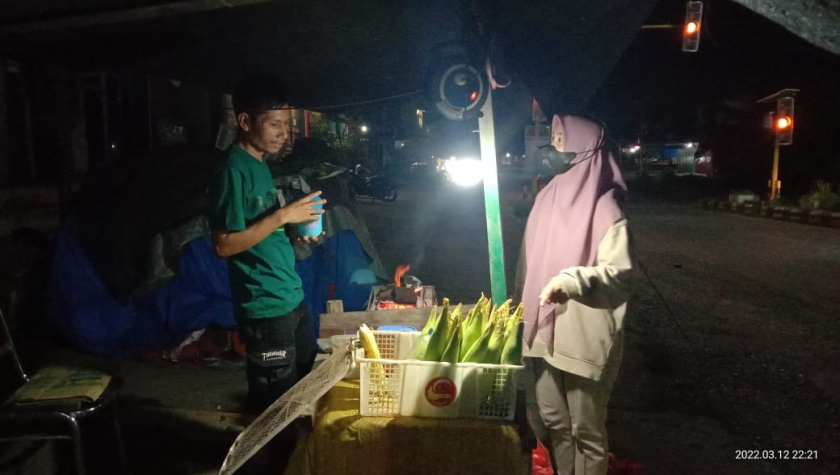 Seorang Penjual Jagung Bakar di Bintuni Raih Rp 500 ribu dalam Semalam. [Foto: MW]