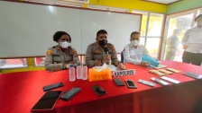 Jumpa pers Polres Manokwari terkait perkembangan penyelidikan kasus ujaran kebencian terhadap suku Arfak, Senin (14/3/2022). [Foto: Rolly]