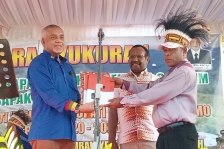 Kuasa Hukum Bupati dan Wakil Bupati Terpilih Kabupaten Yalimo, Nahor Nekwek dan John Will, Piter Ell (baju biru), saat menyerahkan putusan MK kepada tim pemenangan Bupati dan Wakil Bupati Terpilih Yalimo di Kamkey, Distrik Abepura, Kota Jayapura, Papua, Sabtu (12/03/2022). [Foto: Kompas]