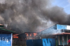 Ruko yang dibakar setelah demonstrasi tolak DOB di Yahukimo berakhir ricuh, Selasa (15/3/2022). [Foto: Kompas]