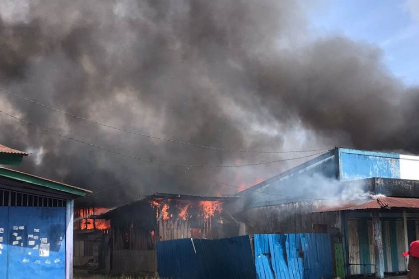 Ruko yang dibakar setelah demonstrasi tolak DOB di Yahukimo berakhir ricuh, Selasa (15/3/2022). [Foto: Kompas]