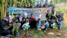 Himpunan Mahasiswa Papua Barat (Himapabar) menanam 250 pohon produktif di daerah aliran sungai (DAS) Ciliwung, Kelurahan Balekambang, Kecamatan Kramat Jati, Jakarta Timur, Sabtu (12/3/2022). [Foto: ist]