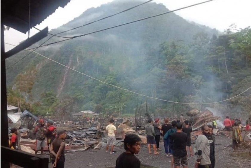 Puing-puing bangunan yang dibakar di Distrik Baya Biru, Kabupaten Paniai pasca aksi KKB, Sabtu (19/3/2022). [Foto: ist/sindo]