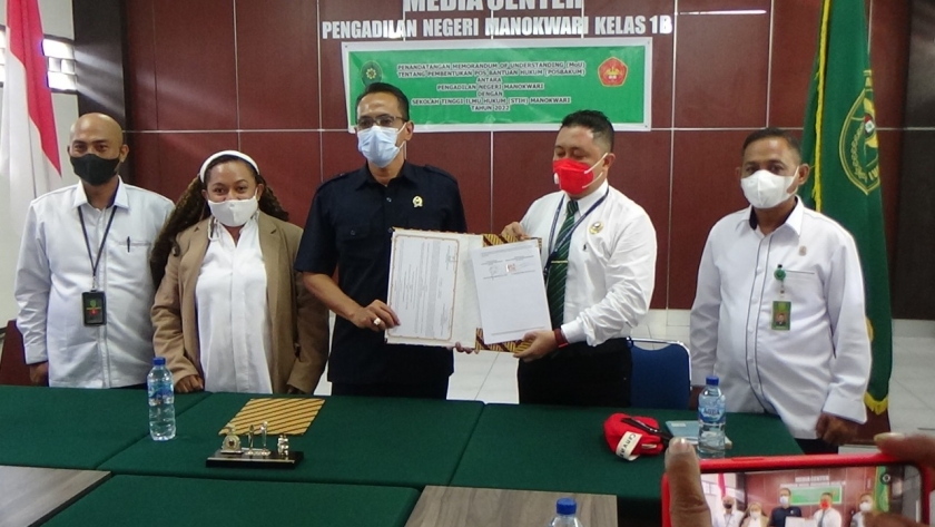 Pengadilan Negeri Manokwari dan STIH Resmi Teken MoU Posbakum. [Foto: Humas STIH]