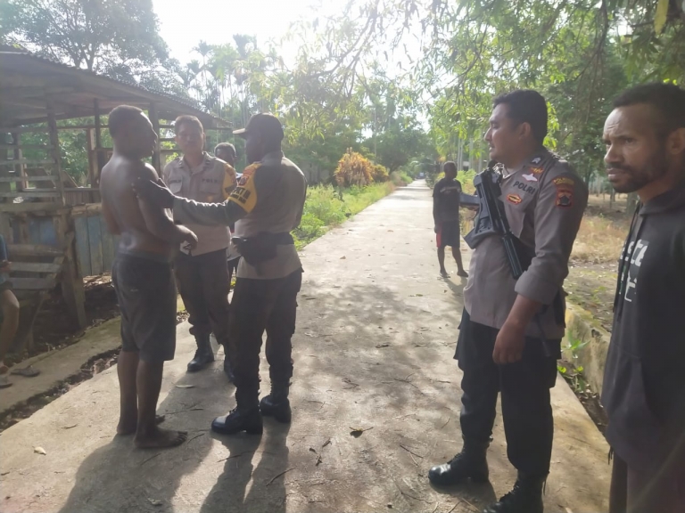 Minum dan Bertengkar, 2 Diamankan Polisi & 3 Dilarikan ke Rumah Sakit. [Foto: tribratanews]