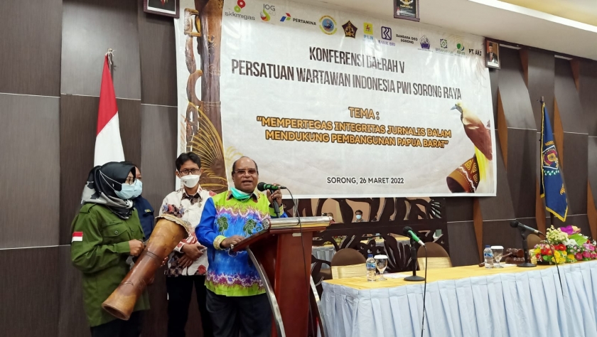 Ketua PWI Papua Barat dan Walikota Sorong membuka kegiatan Konferensi ke-V PWI Sorong Raya,  Sabtu (26/3).
