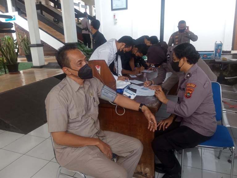 Ketua Pengadilan Negeri Manokwari jalani skrining sebelum mengikuti vaksinasi jenis Booster.