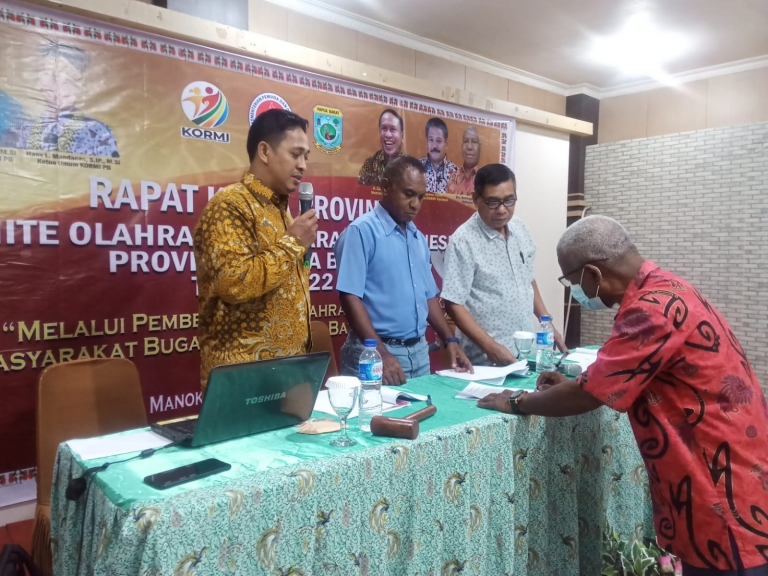 Penandatanganan berita acara Protap Kormi Papua Barat pasca ditetapkan dalam rapat kerja, Jumat (1/4/2022).