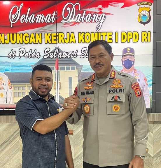 Senator Filep Wamafma bersama Kapolda Sulawesi Selatan, Irjen Pol Nana Sudjana di Markas Polda Sulawesi Selatan. [Foto: Dok. JP]