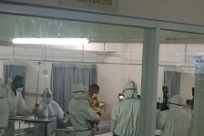 Putra kedua Sertu Eka Andriyanto Hasugian, Elvano Putra Faeyza (digendong) menjalani perawatan di RSUD Dr. Soetomo Surabaya. Sertu Eka tewas setelah kena tembakan di Kabupaten Yalimo, Provinsi Papua. [Foto: ANTARA/HO-WI]