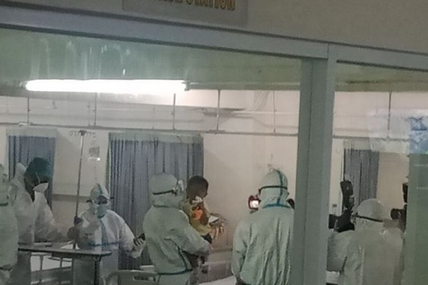 Putra kedua Sertu Eka Andriyanto Hasugian, Elvano Putra Faeyza (digendong) menjalani perawatan di RSUD Dr. Soetomo Surabaya. Sertu Eka tewas setelah kena tembakan di Kabupaten Yalimo, Provinsi Papua. [Foto: ANTARA/HO-WI]