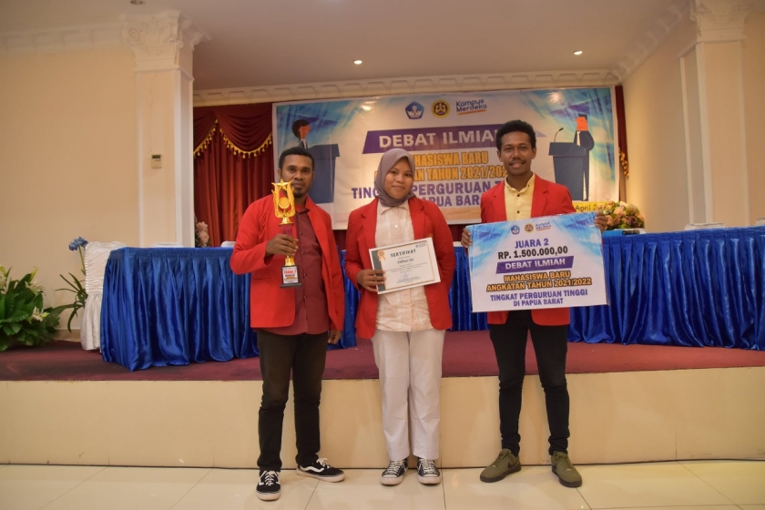 Mahasiswa STIH Manokwari meraih juara 2 umum lomba debat ilmiah yang dilaksanakan Unipa Manokwari, Sabtu (9/4). [Foto: WRP]