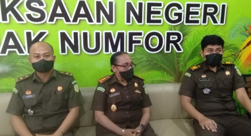 Kepala Kejari melalui Kasi Pidsus Pujo Rasmoyo S.H., M.H saat memberikan keterangan terkait penyerahan 2 Tersangka dan Barang Bukti dugaan Korupsi KPU Supiori TA 2019.