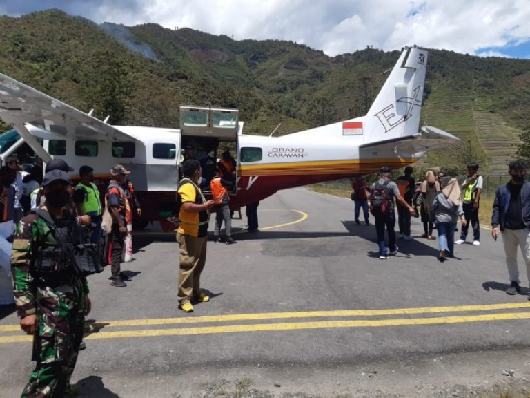 Korban KKB di Puncak Jaya Diberangkatkan ke Toraja dan Jayapura. [Foto: tribratanews]