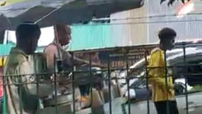 Penjual pentol atau cilok di depan Sekolah Negeri di Mimika, Papua dipukuli oleh polisi hingga lebam. Penjual itu tetap sabar melayani oknum polisi dan lanjut berjualan. [Foto: Instagram]
