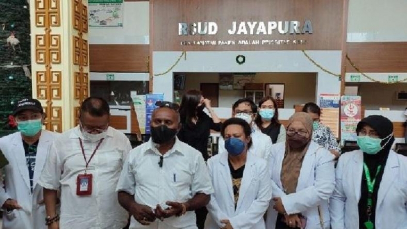 Direktur RSUD Jayapura dr Anton Mote didampingi sejumlah dokter spesialis saat memberikan keterangan terkait kasus pemukulan. [Foto: Antara]