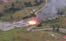 KKB Bakar Bangunan di Kabupaten Puncak Papua, Jumat (22/4/2022). [Foto: Antara]