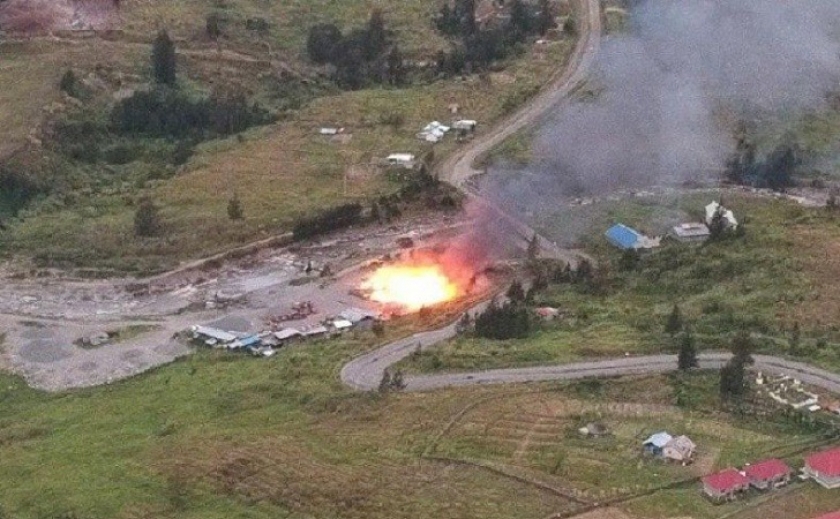 KKB Bakar Bangunan di Kabupaten Puncak Papua, Jumat (22/4/2022). [Foto: Antara]