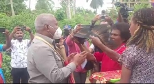 Dominggus Mandacan Disambut Hangat oleh Mama-mama Papua di Swapen.