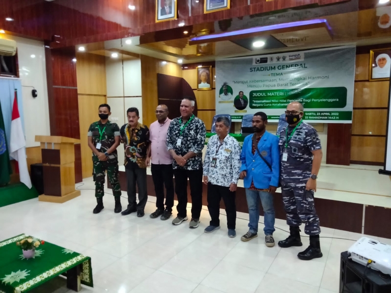 Paulus Waterpauw usai berikan kuliah umum di Universitas Muhammadiyah Sorong.