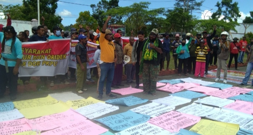 Ratusan Massa Demo Tolak DOB Papua Utara di Depan Kantor DPRD Biak.