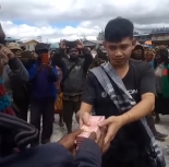 Pengedar miras di Deiyai, Papua membayar denda sebesar Rp 100 juta kepada Masyarakat Adat di Deyai, Rabu (27/4/2022). [Foto: Emil E. Wakei]