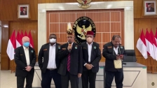 Ketua Umum DPN Pemuda Adat Papua (PAP) Jan Christian Arebo. [Foto: tangkapan layar YouTube Kemenko Polhukam RI]