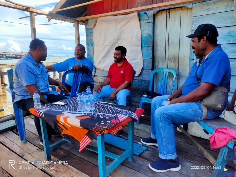 Diskusi Dr. Filep Wamafma bersama komandan polisi adat Byak di rumah warga di Rufei pantai Sorong.