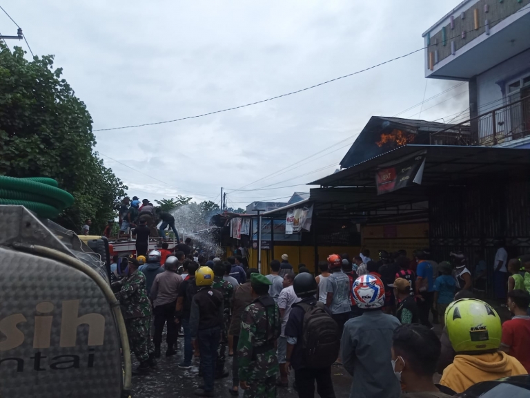 Toko Sembako di Kompleks Borasi Terbakar. [Foto: WRP]